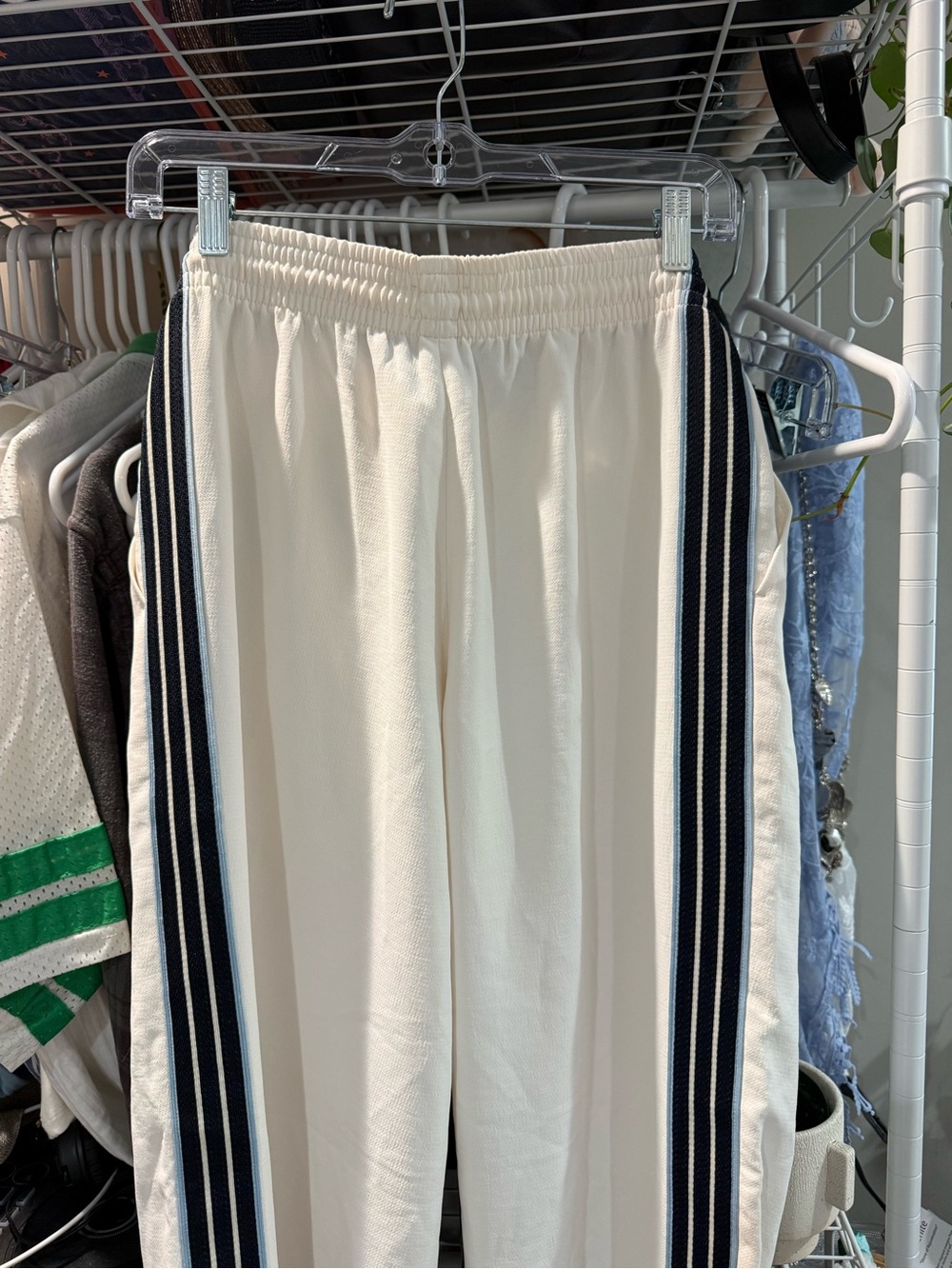 Aritzia Thesis Cream Wide Leg Pants with Light Blue/Navy Side Stripes - Sz S NWT - Picture 2 of 3